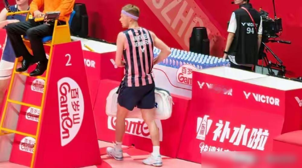 昨晚压轴进行的一场世界羽联巡回赛杭州总决赛男单小组赛打到半夜11点猜结束终于结束