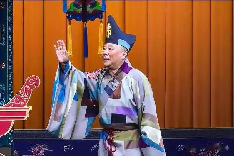 前脚刚开出64万的演出罚单，后脚台儿庄这场活动又掀起舆论热议，两件事看着像，本质