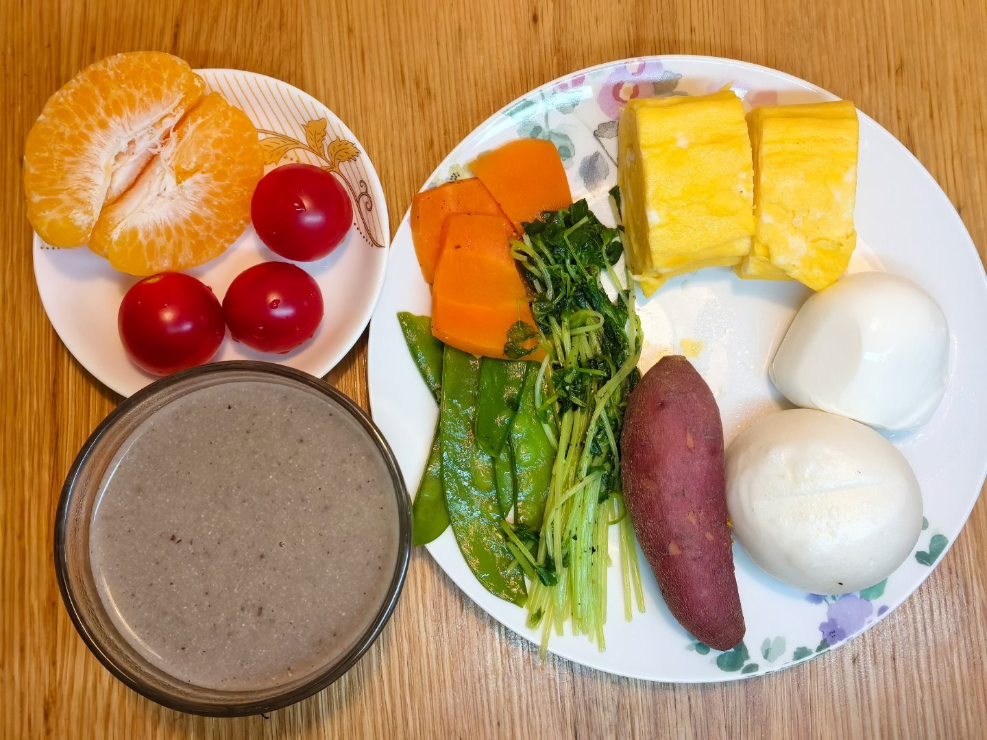 波妞的早餐 周末愉快！今日没有睡懒觉，早早起来吃饭上舞蹈课。🥢奶黄包+蒸红薯，