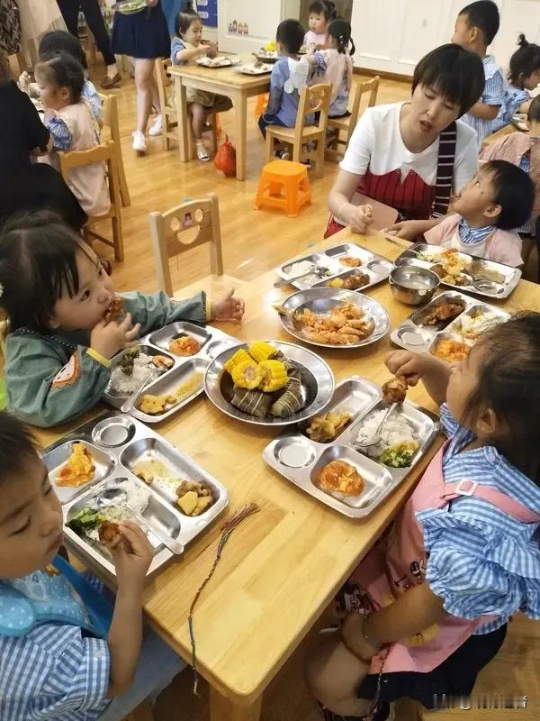 6月1日起，幼儿园食品安全新规正式落地实施，明确禁止采购散装食用油和食盐，并首次