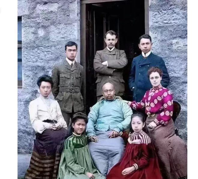 下图是康有为与妻妾等人的一张合影，与普通合影不同的是，这张合影明显给人以"诡异感