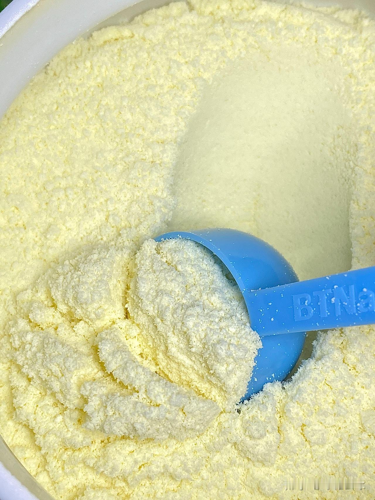 给婴儿冲奶粉，先放水还是先放奶粉这事儿，还挺有讲究。正确做法是先放水，再放奶粉。