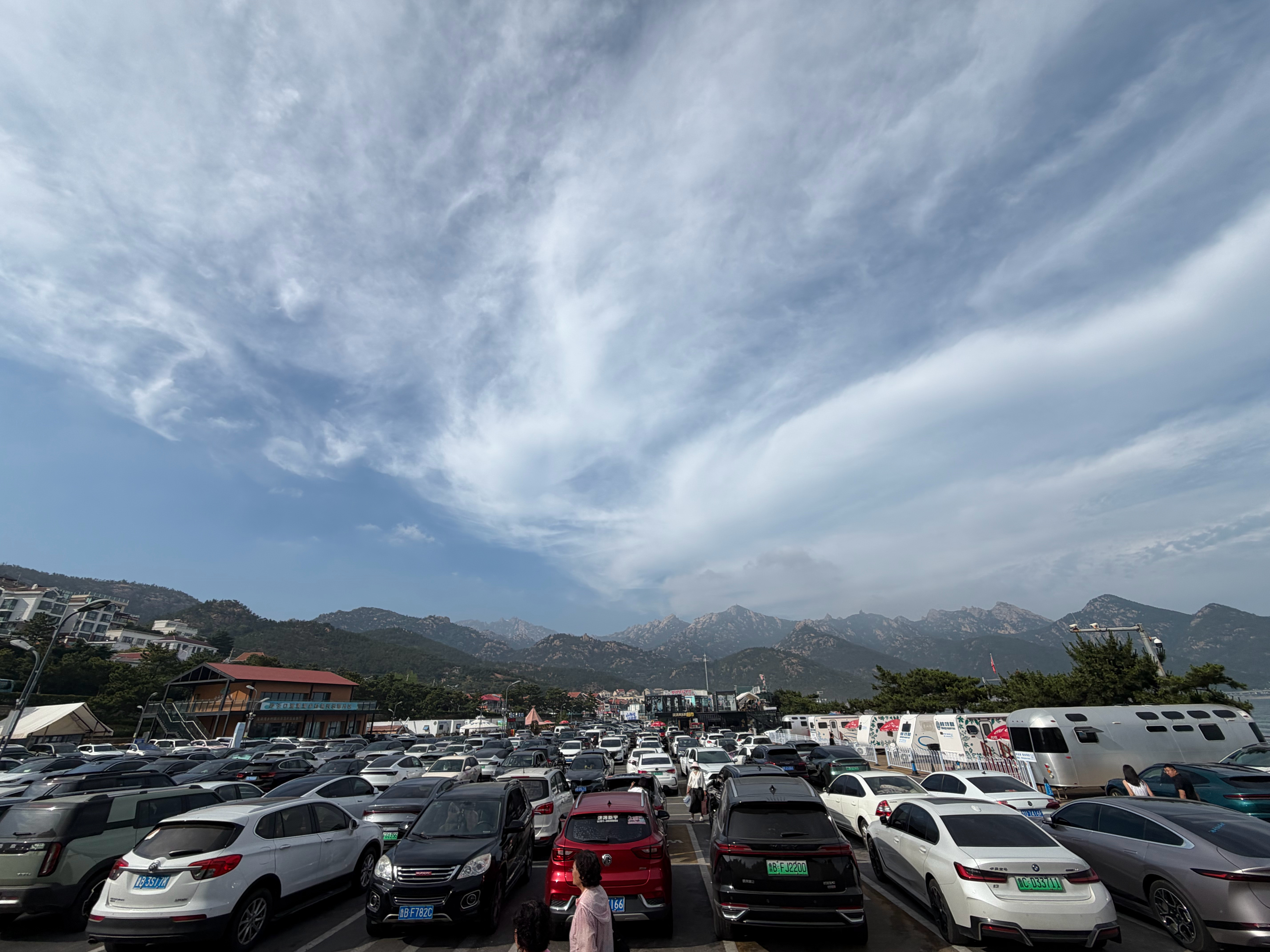 感受一下青岛景区的热情。到了夏天，到了暑假，青岛人真的不太敢往海边走，太恐怖了。