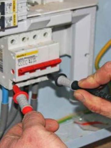 当电工班长，没关系怎么行呢？
大刘到公司做了一名普通电工，月薪6500元，这工资