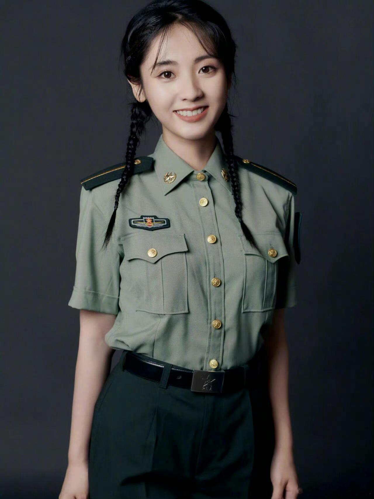 邢菲当过文艺兵原来邢菲有文艺兵经历！军装加身满是飒爽正气，颜值与正能量兼具，这样