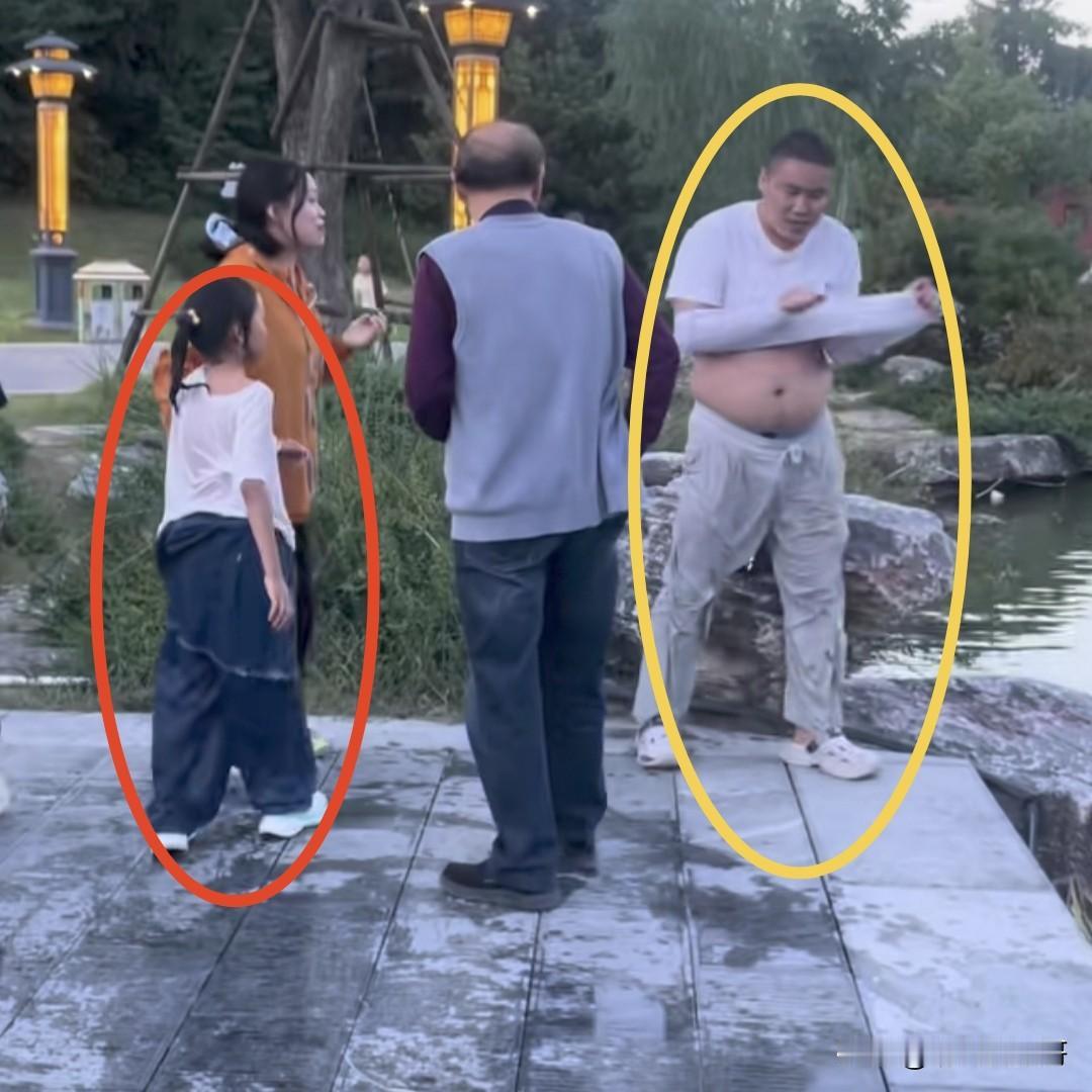 必须曝光这个男人，就在10月5号南阳武侯祠，这个男人见一女孩落水，衣服都没脱毫不