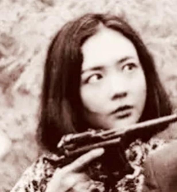 1938年，八路军王金英因为病重，被秘密送回家乡休养，不料邻居却跑去告密，鬼子直