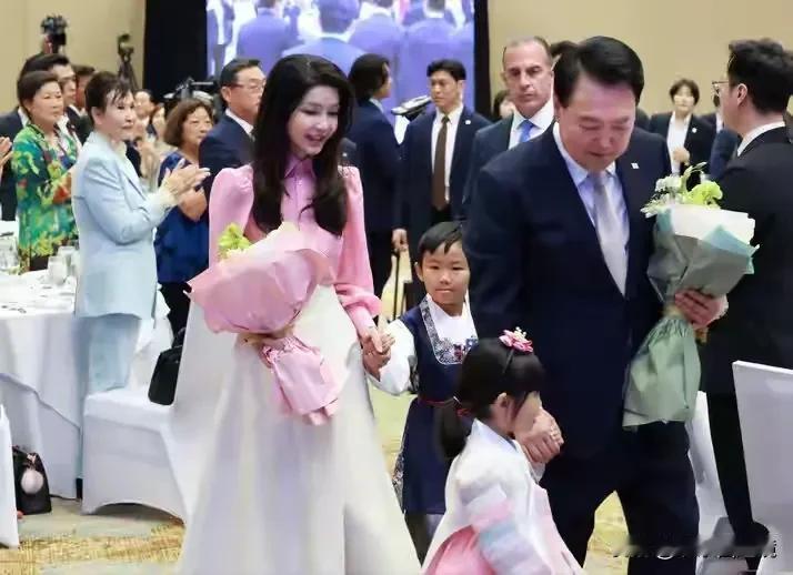 近来，韩国总统夫人在美国出尽了风头，一身粉嫩的装扮，看起来令人赏心悦目，为世界政