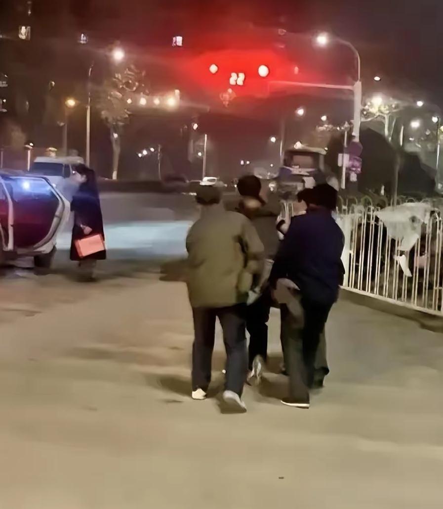 泪目！一男子查出肝癌中期，妻子果断提出离婚，他当天买了一斤白酒并一口气喝完了
 