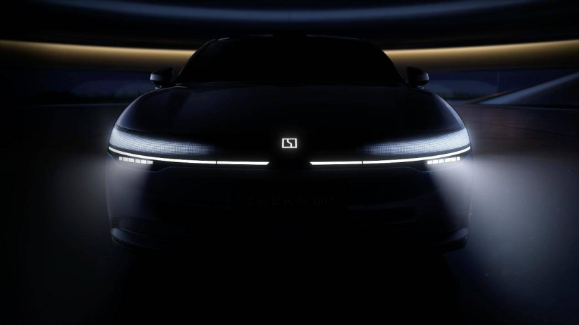 这是极氪 007 纯电轿车的全新灯光，没有蛤蟆眼了，你觉得这个外观好看不？[笑哈