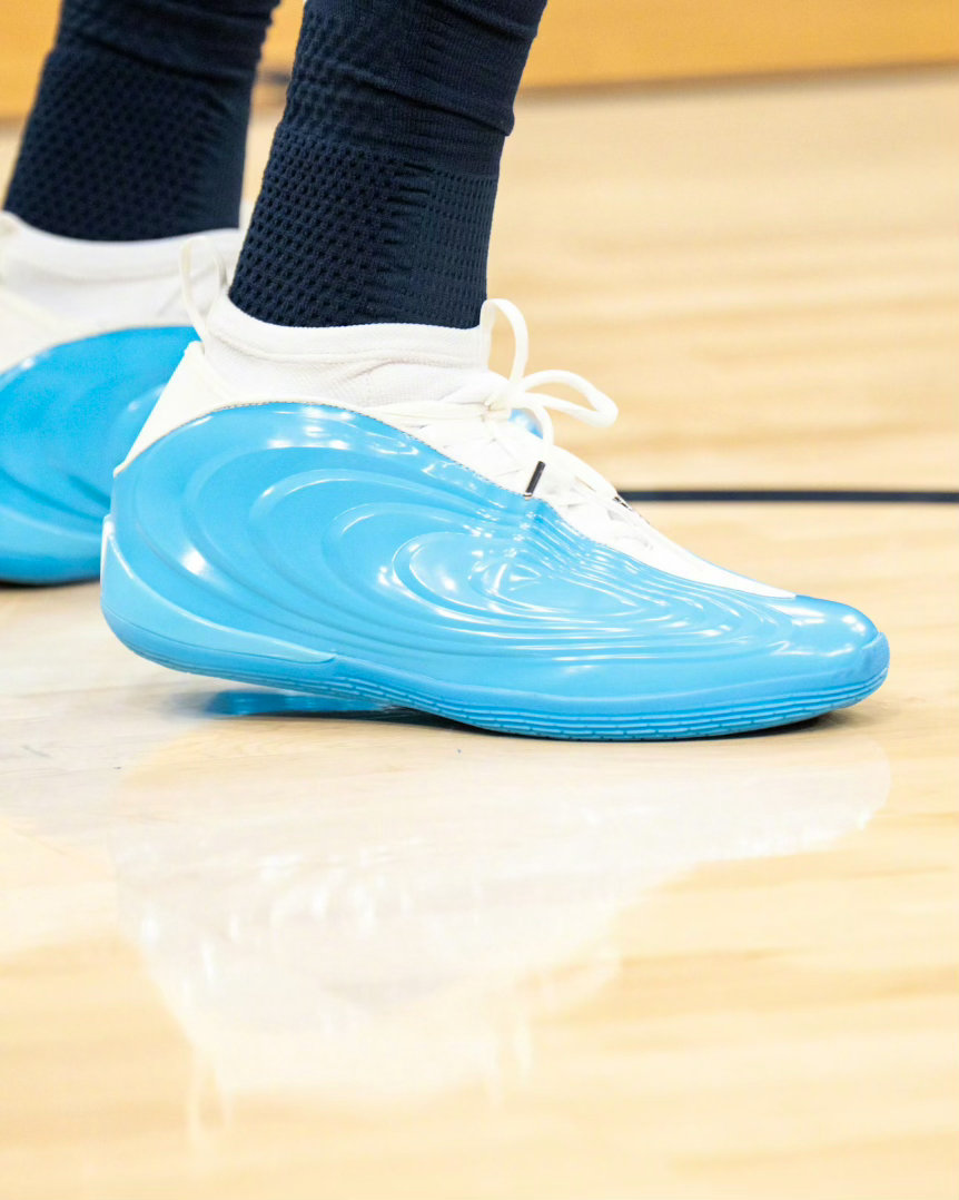 哈登今天给骑士的工作人员都安排了一双Harden.10季后赛配色！ 