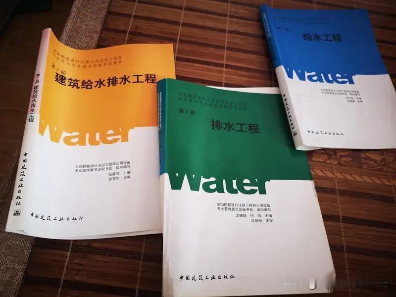 一建考试越来越近，天气依然燥热，学不进去，一方面价格太低，另一方面年龄段确实太大