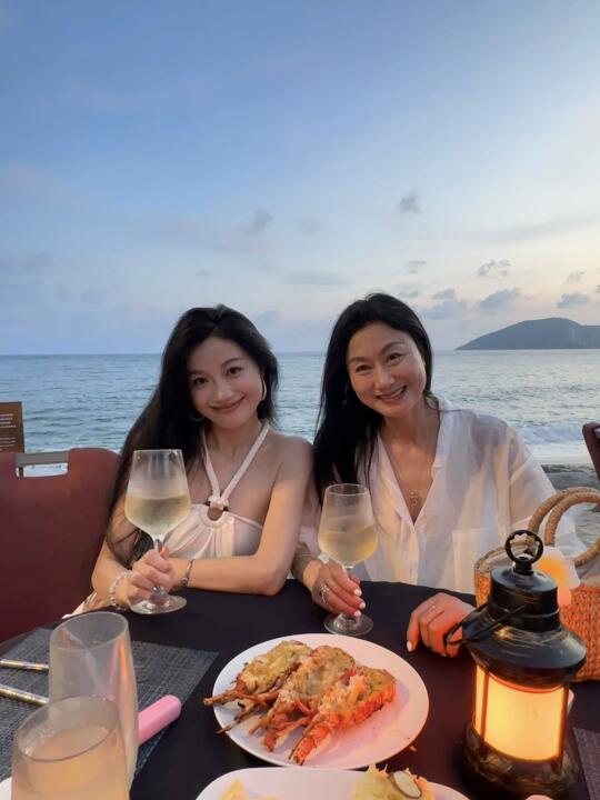 “哪里是妈妈 分明是姐姐”