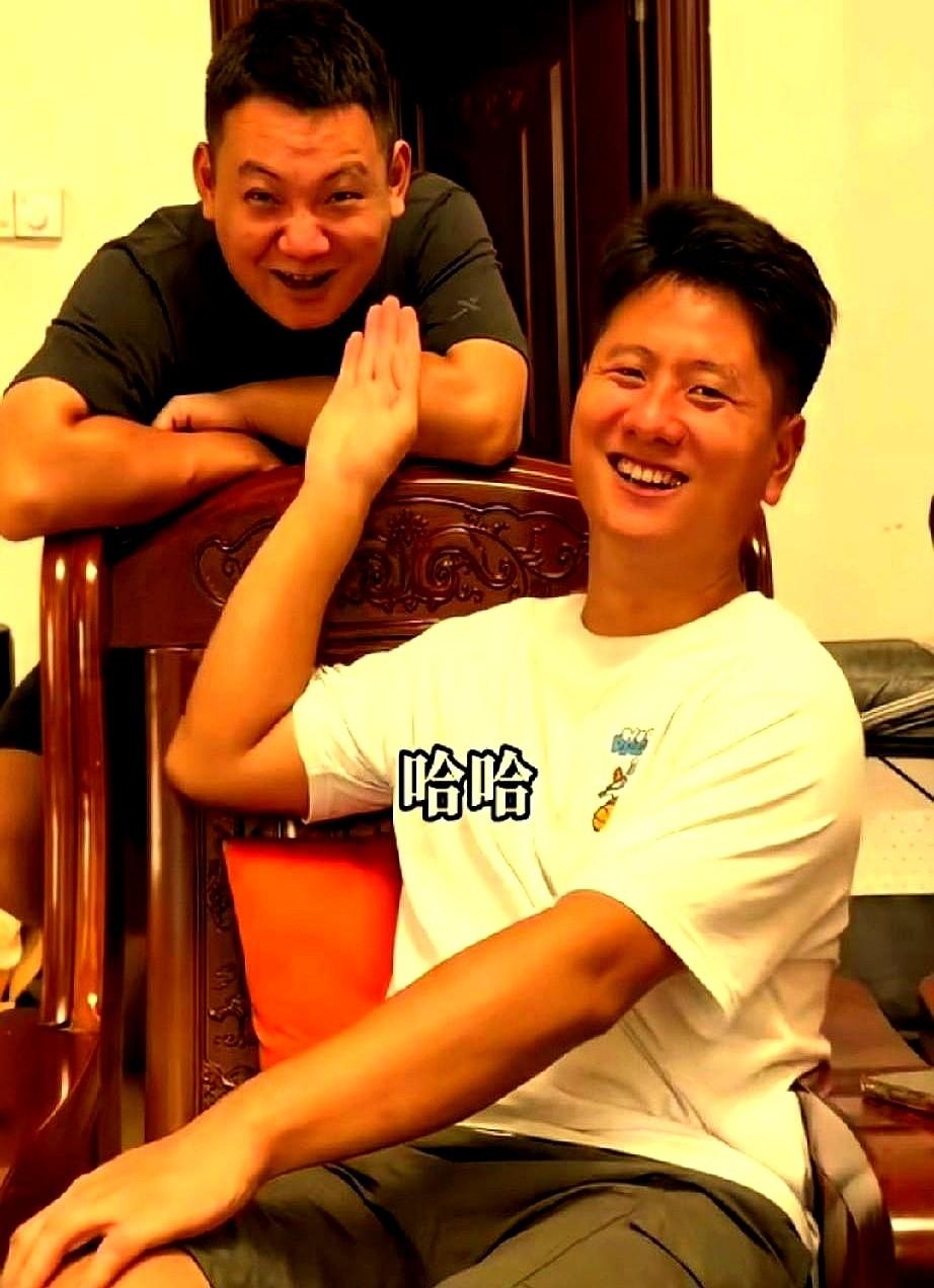 海哥直播间那场相亲，简直就是当众“打脸”。
那个00后鸡司令全程都盯着手机，一句
