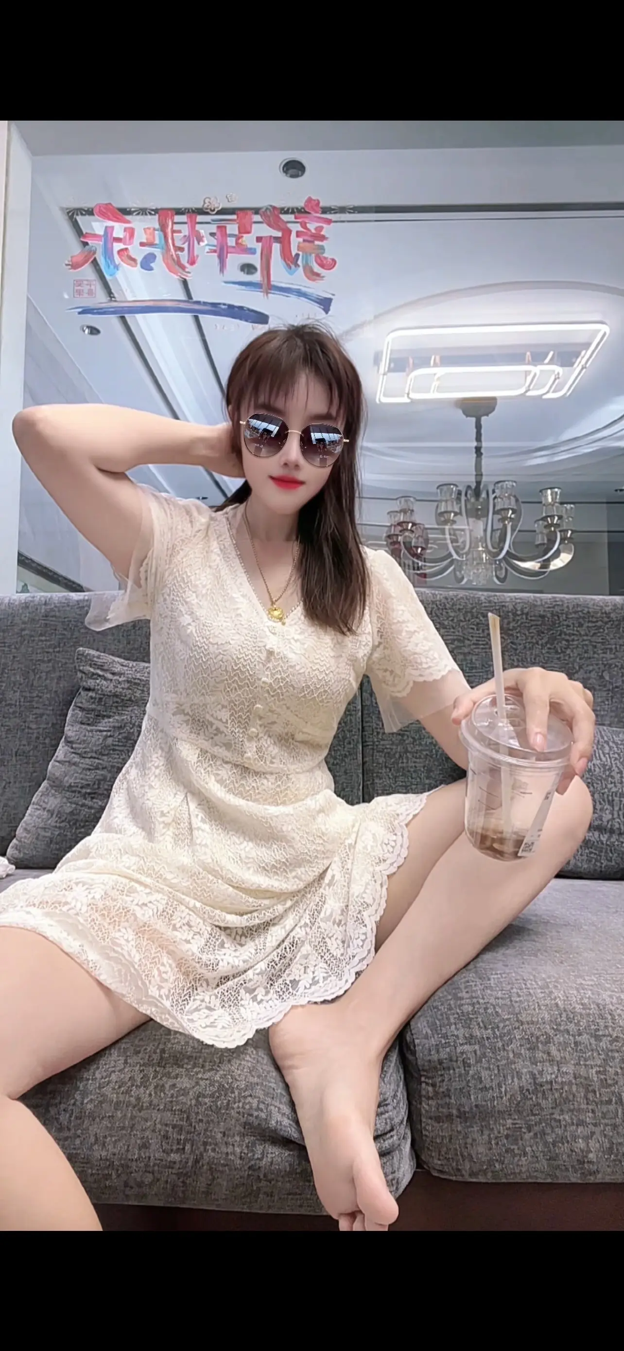 穿着几十块钱的衣服，用了八千块钱的手机，开着十倍的美颜，拍的永远上不了...