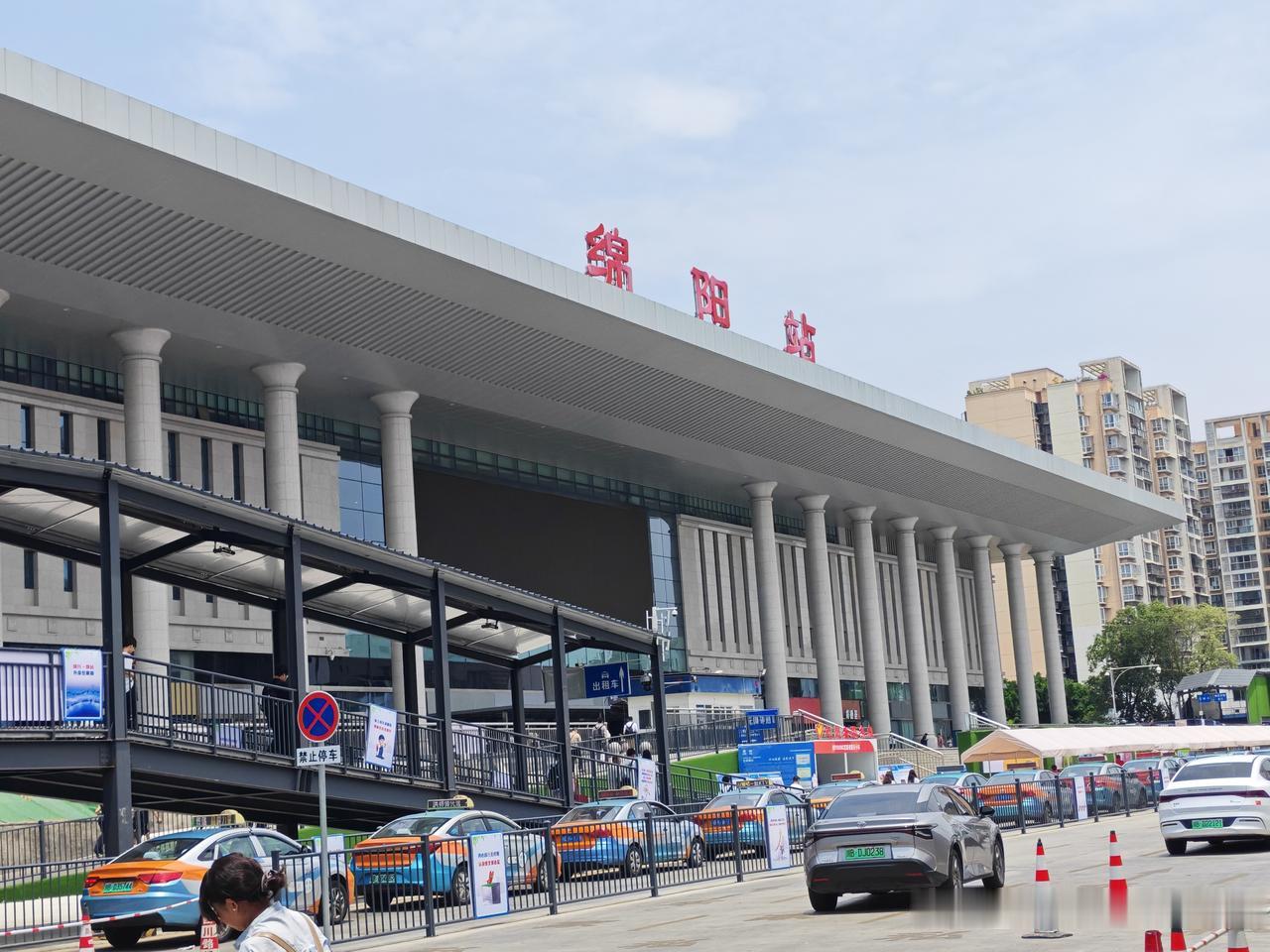 五月的最后一天，我们从高原撤下来了。

今天是迁徙的一天。

先从林芝客运站坐机