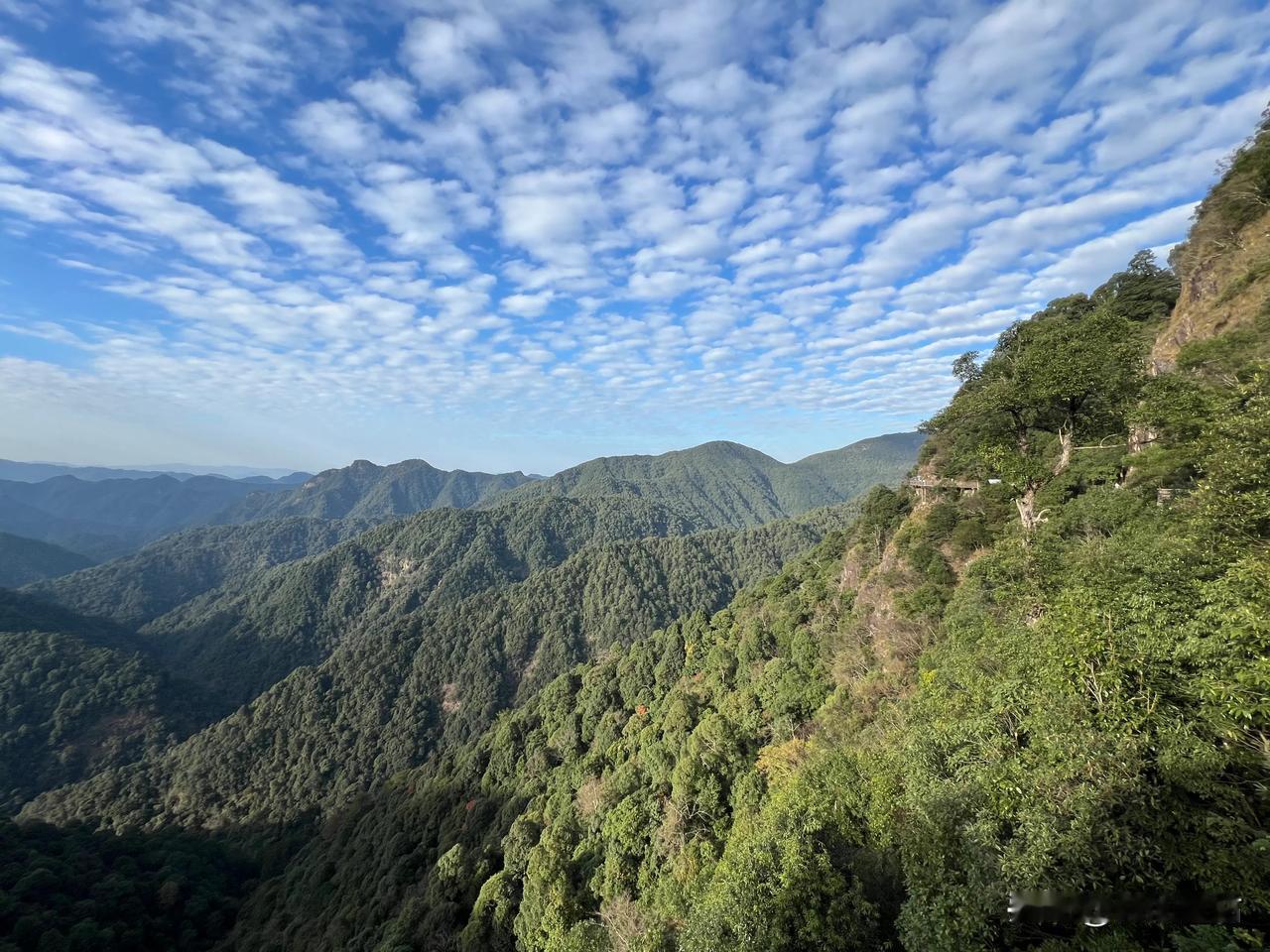 三百山景点之一·漫云栈道

漫云栈道是从火山瑶池经东江第一瀑布再经玻璃栈道到索道