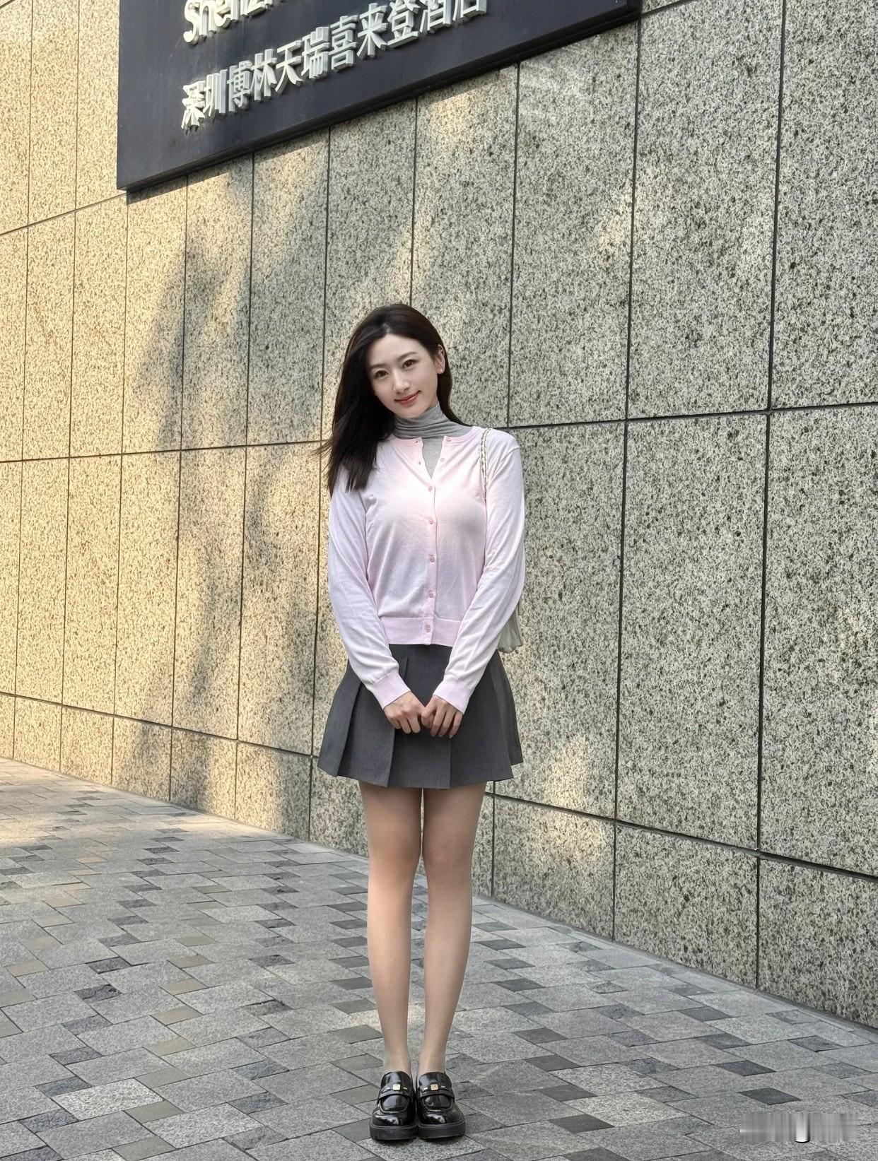 气质也成于日常修行与心性沉淀。待人接物的尊重、独处时的宁静、顺境中的谦和、逆境中