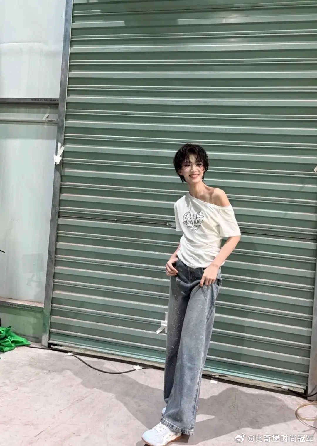 卢昱晓这感觉就是骨头撑开皮一样，这应该没法p吧真瘦了好多 