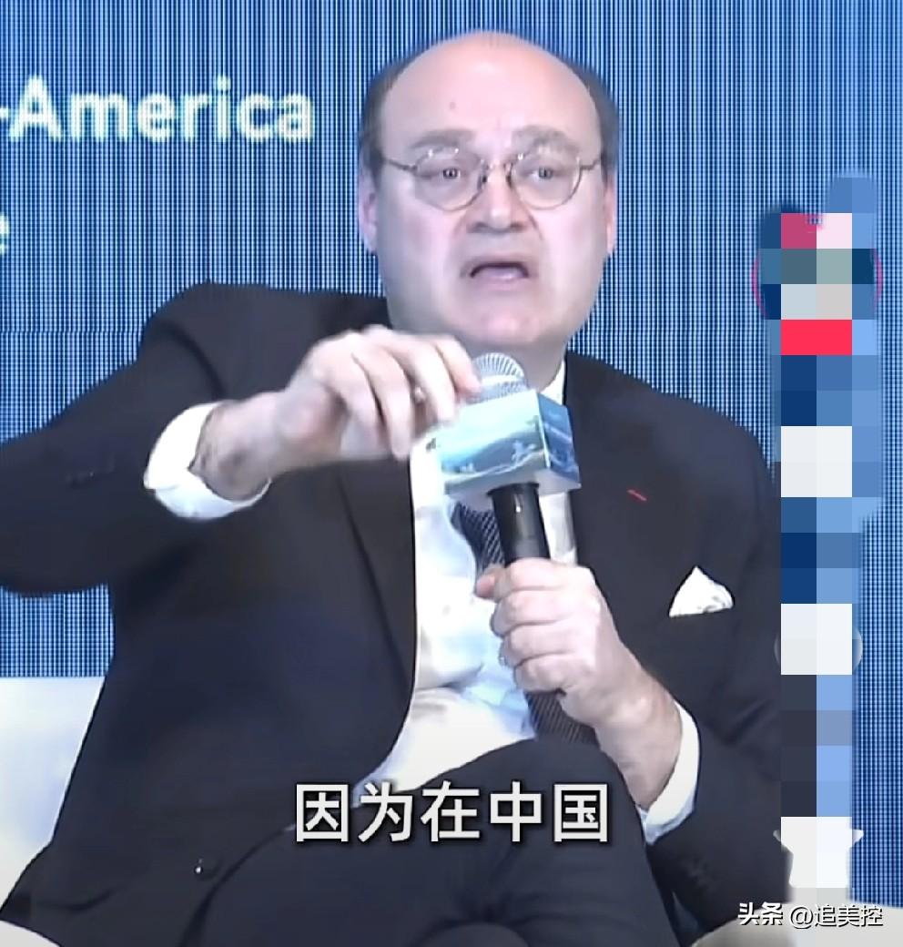 这位法国汉学家令人肃然起敬。
      他号召人们要学习中文，而且他自己在推动