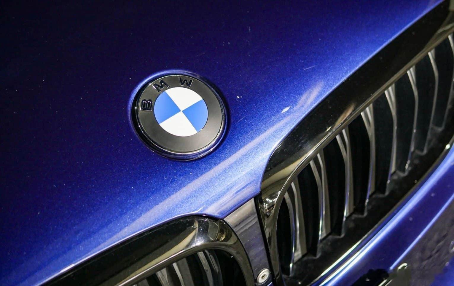 接下来宝马也要换新Logo了，主要变化就是取消了“蓝天白云”间的镀铬装饰环，变成