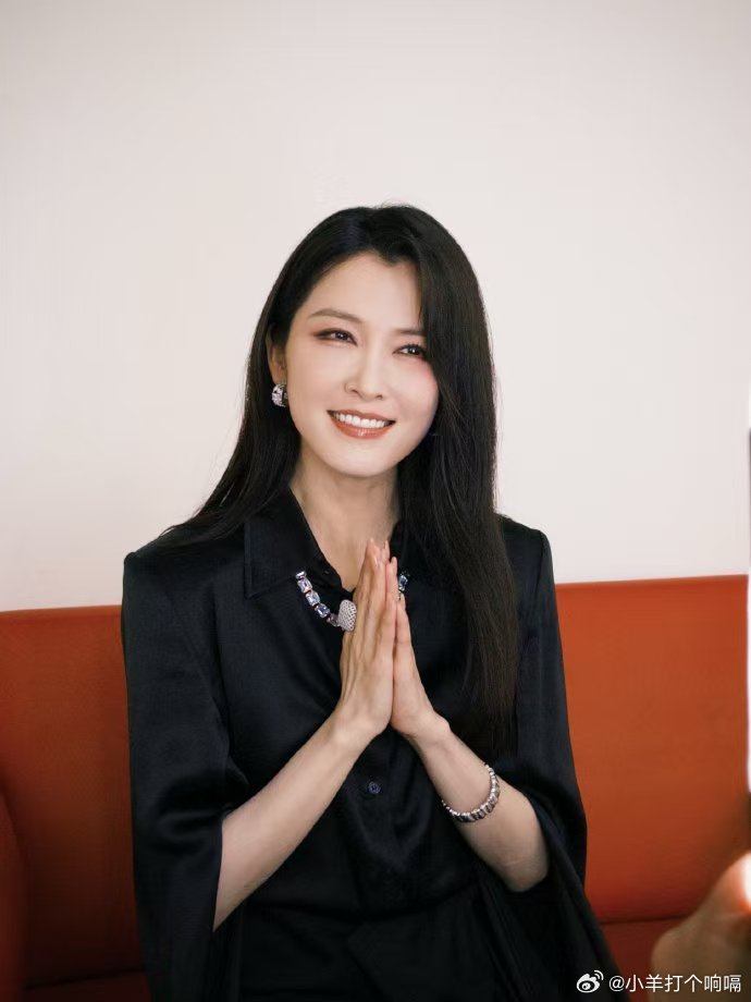 徐洁儿一开口一切都对味儿了徐洁儿唱跳实力完全不输女团看她跳舞真的惊到，动作利落卡