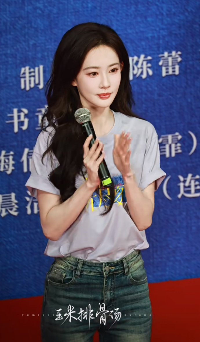 孟子义好适合卷发孟子义卷发造型直接美到我眼前一亮，蓬松卷发氛围感拉满，配上清浅淡