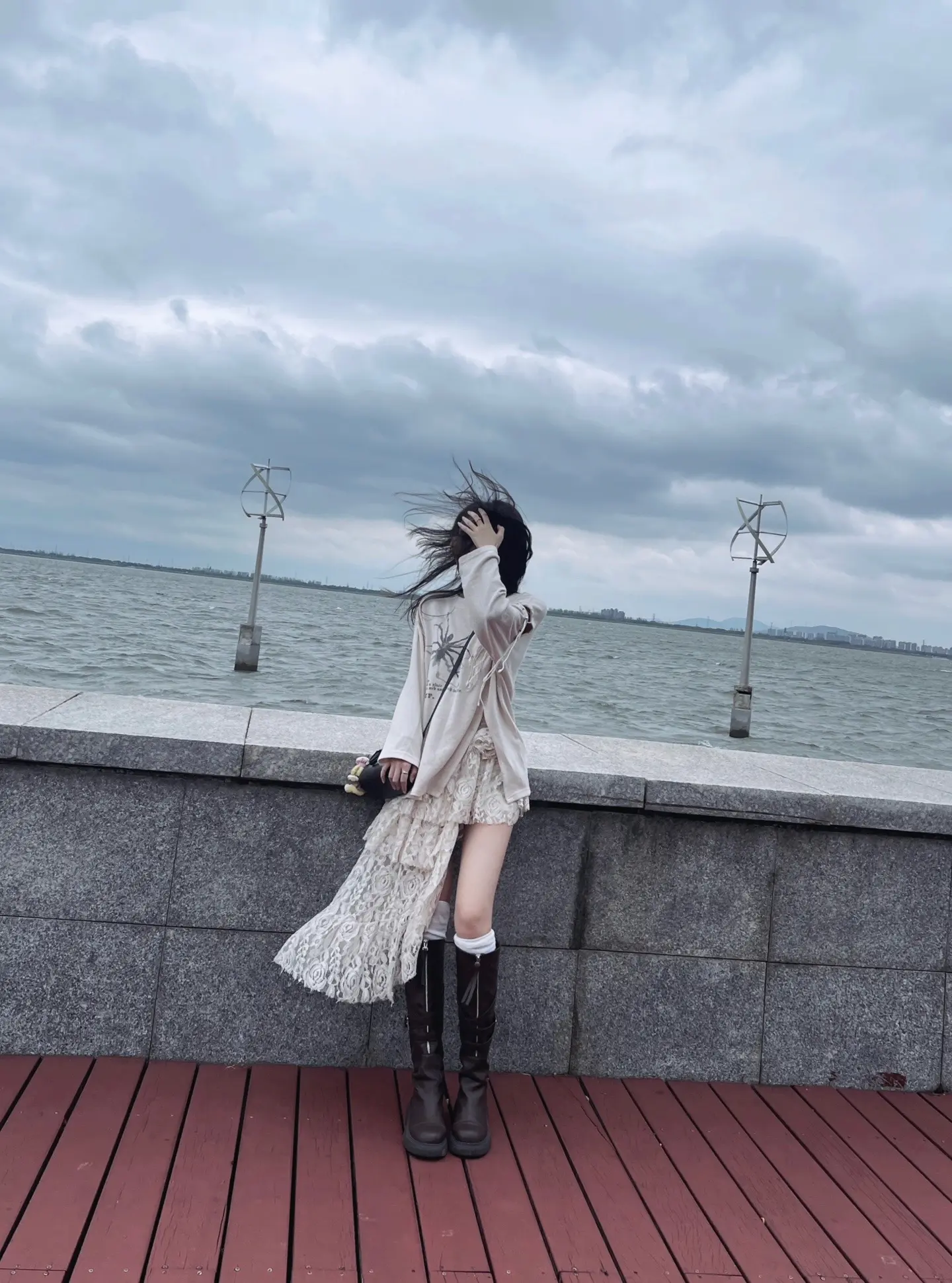 那些阴影擦不掉 我也变成了胆小鬼。