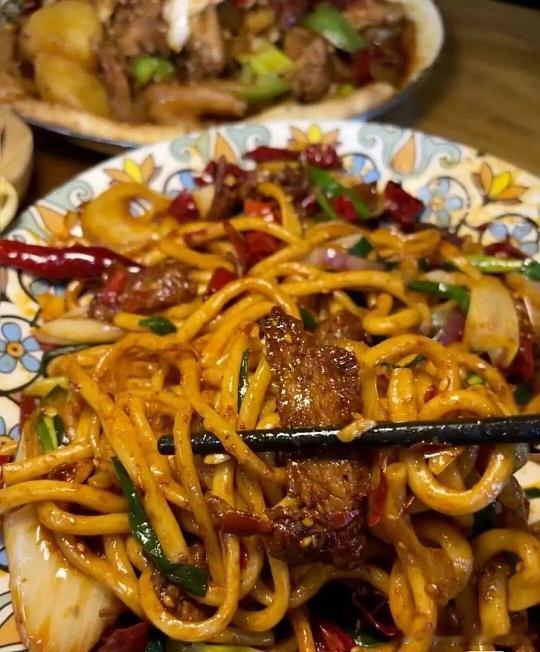面食大省盘点｜新疆凭花式硬面出圈🍜坐拥优质小麦，新疆把面食吃出满满烟火气。手工
