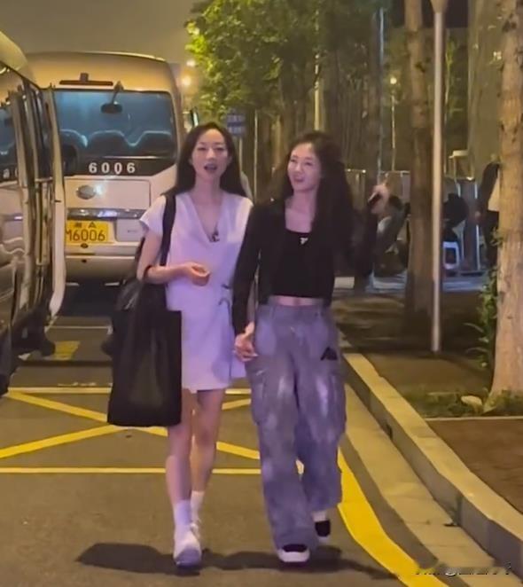 事实证明，可爱在气质面前真的不值一提。凭借少女感翻红的苗苗，站在韩雪身边，瞬间就