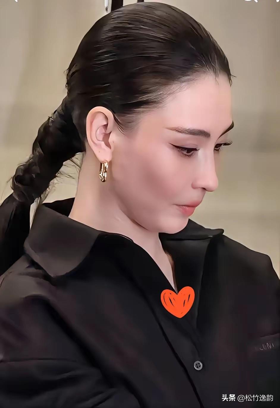 大家发现了吗，张柏芝最近真的越来越不对劲了。
不是变年轻也不是发胖，而是五官看着