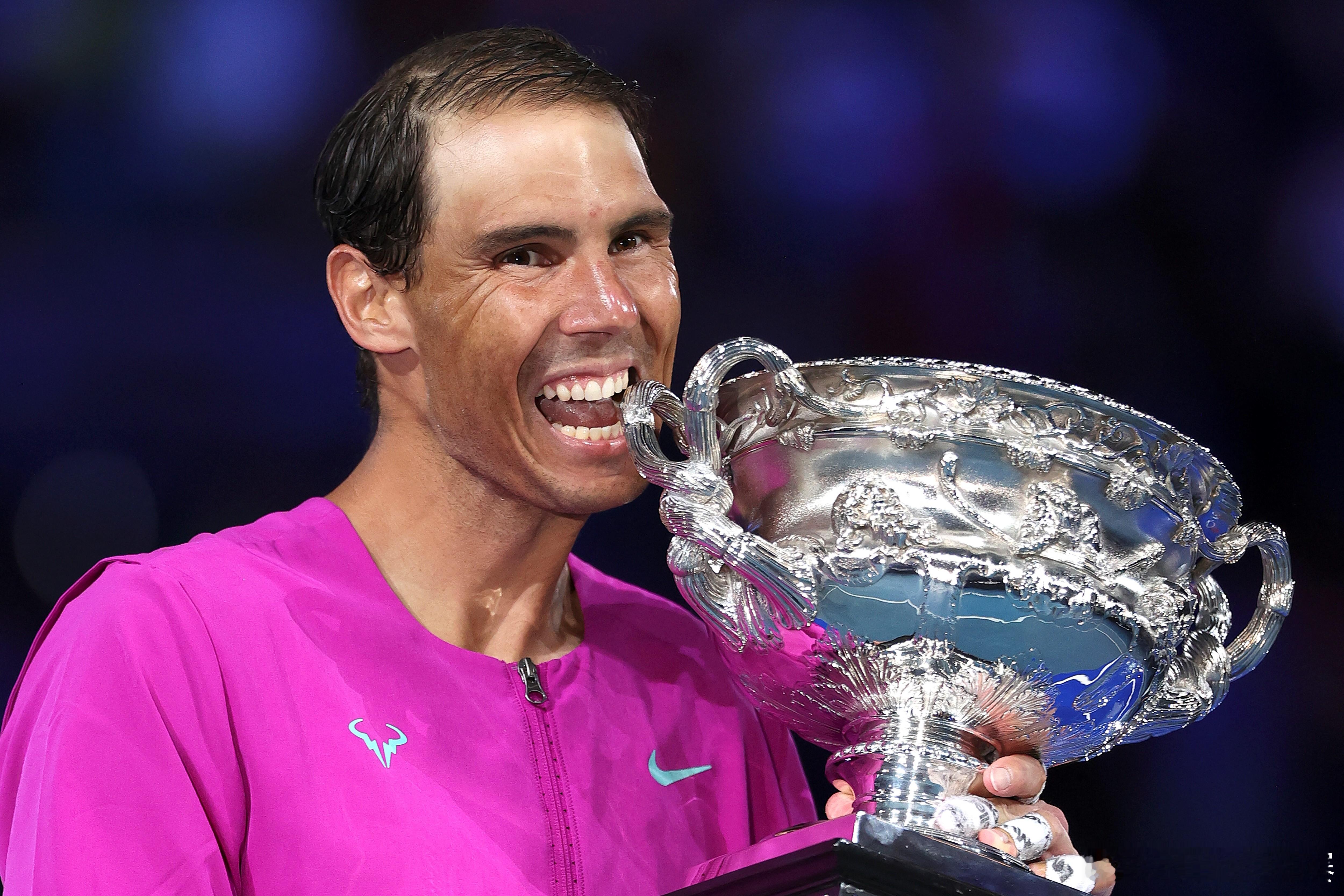 还记得2022年的1月30日吗 ❓五盘逆转梅德维德夫，时隔13年再次捧起澳网冠军