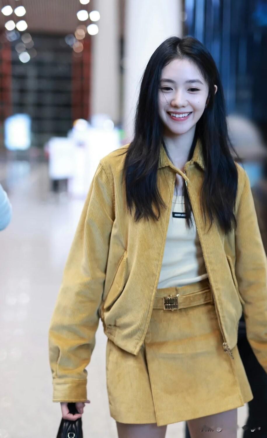 黄衣少女步履轻，笑语盈盈似春风。