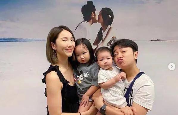 王祖蓝比他的妻子李亚男矮一头，还穿得像中学生一样。这让他看起来像是母子，李亚男不