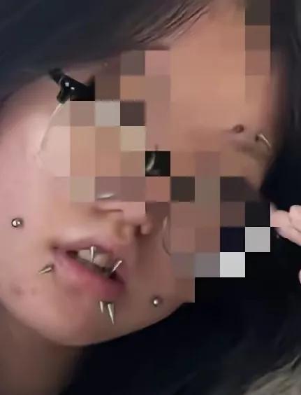 一个漂漂亮亮的女孩，哪里学来的怪样，在自己的脸上挂上多个钉，看着都怕。
真看不懂