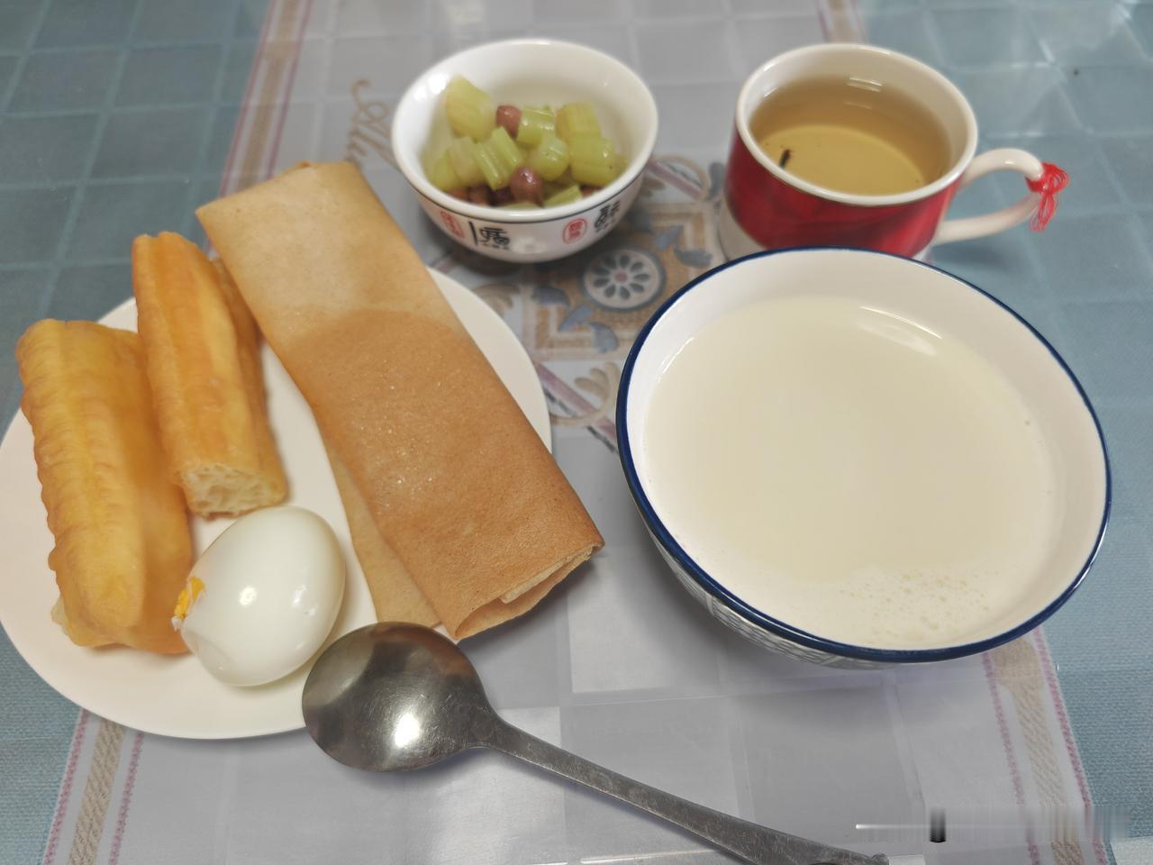 一个人的早餐～
煎饼卷油条
一个煮鸡蛋
一碗纯豆浆
还是在家吃早饭的几率大…