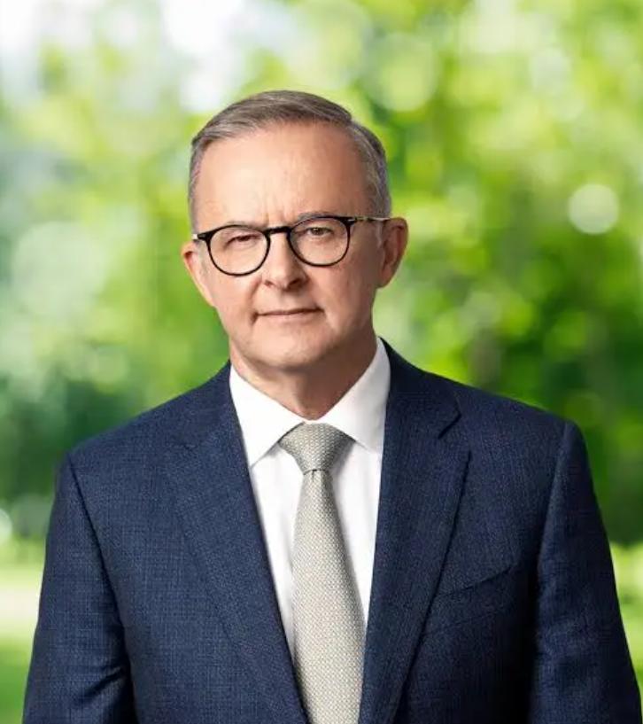 澳大利亚总理今天进行新闻发布会，阿尔巴尼斯称赞了警方和平民，他们成功制服了一名涉