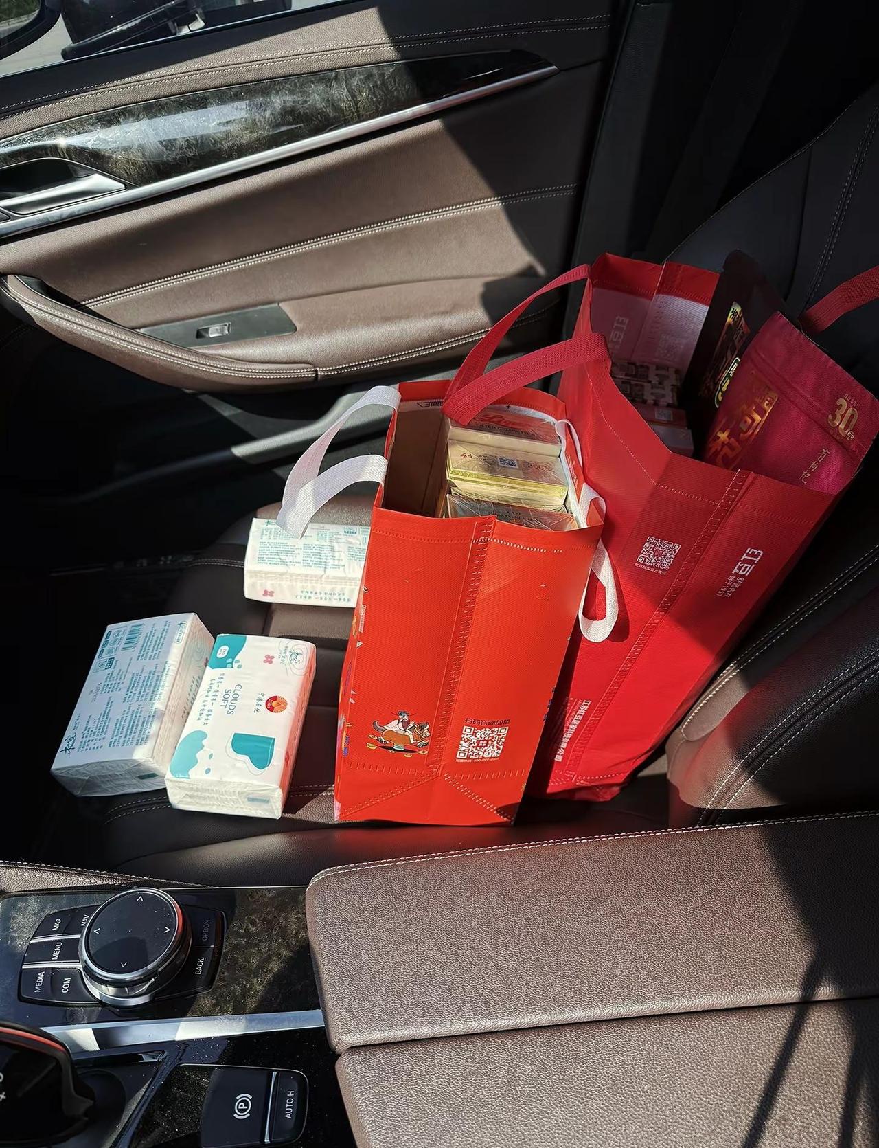 人到中年，做个内心平静而有力量的人，不要有太多的杂念，懂得给生活做减法，专注于自