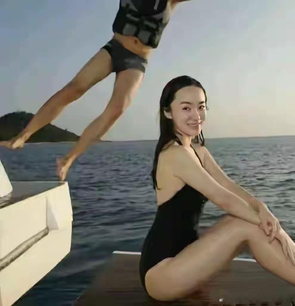 霍思燕和杜江在海上冲浪，每一个镜头都像拍大片，俩人玩得真刺激 