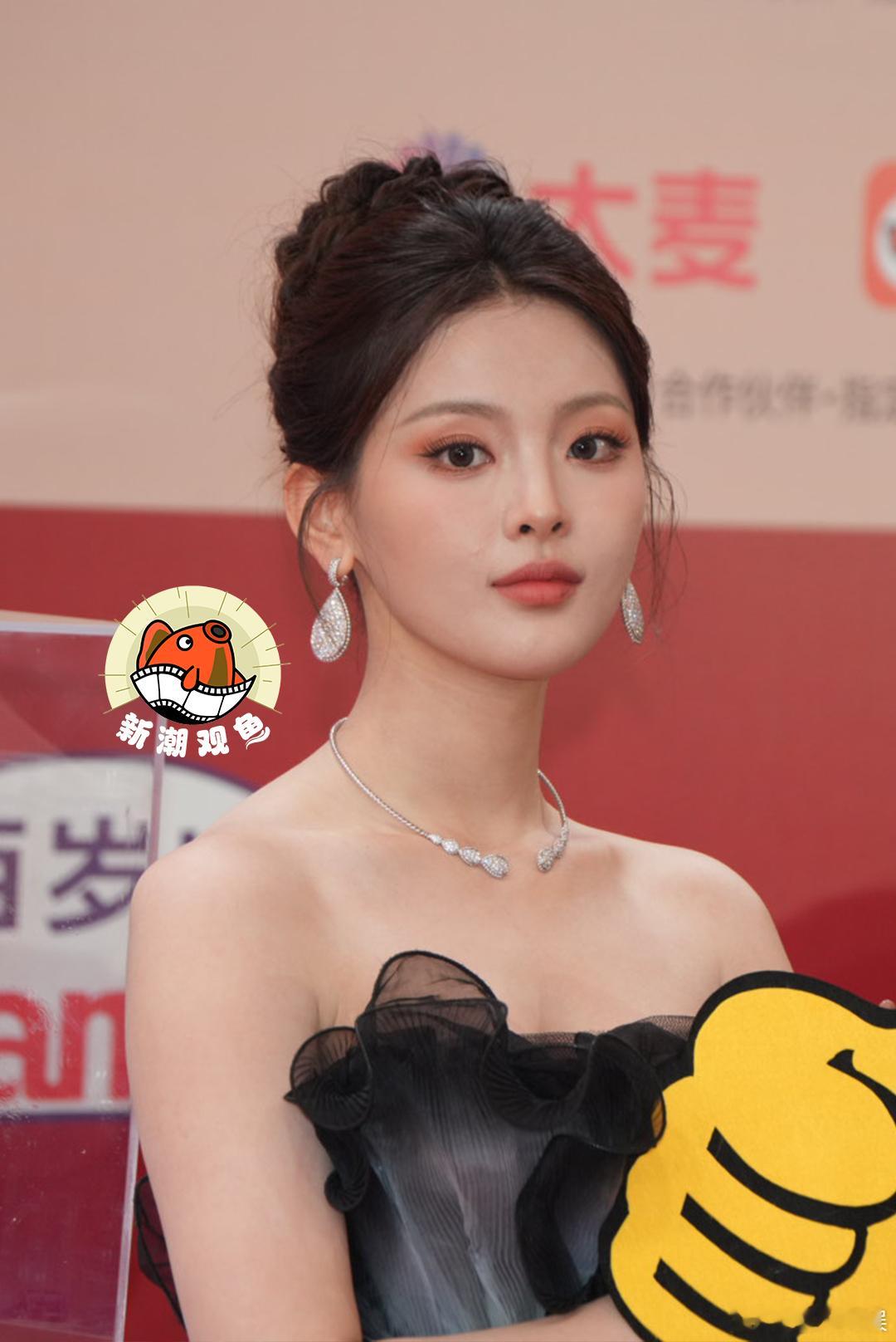 好有故事的一张脸，今晚是人鱼公主杨超越[超话] ​​​