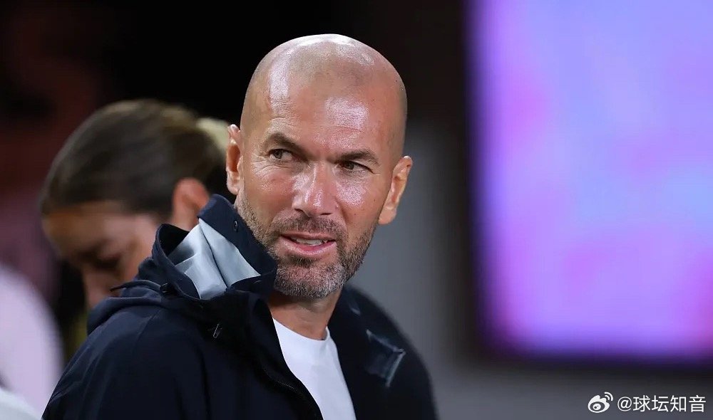 《队报》报道，作为法国队下一任主帅最热门人选的齐达内，这几周以来一直在远离媒体视