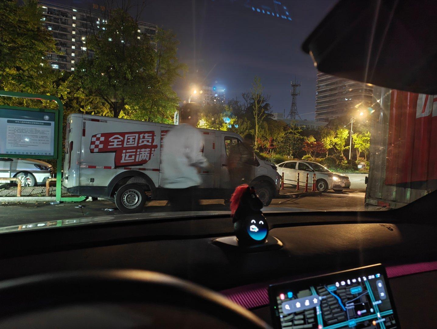 到了11点，廉价充电站这儿聚集了好多车和用户货拉拉、网约车和个人车主都有，路口甚