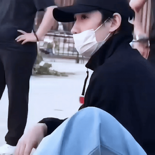 大眼睛眨巴眨巴左看看右看看