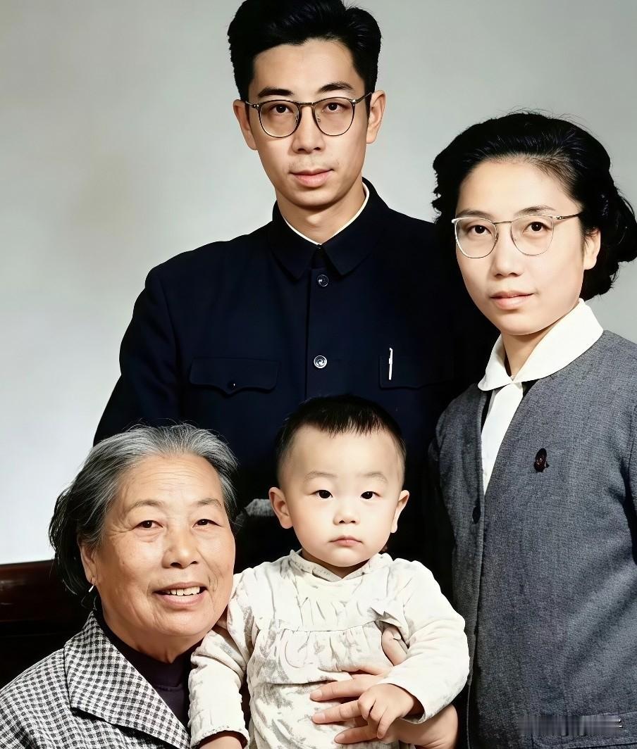 这是1956年鲁迅家族珍贵的三代全家福，此时鲁迅先生已经逝世20年，许广平带着儿