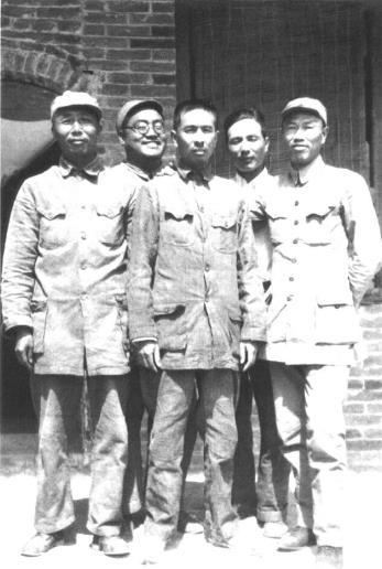 1944年在延安党校学习时，党小组全体同志合影。前排右起:邓华、陶铸、宋时轮，后