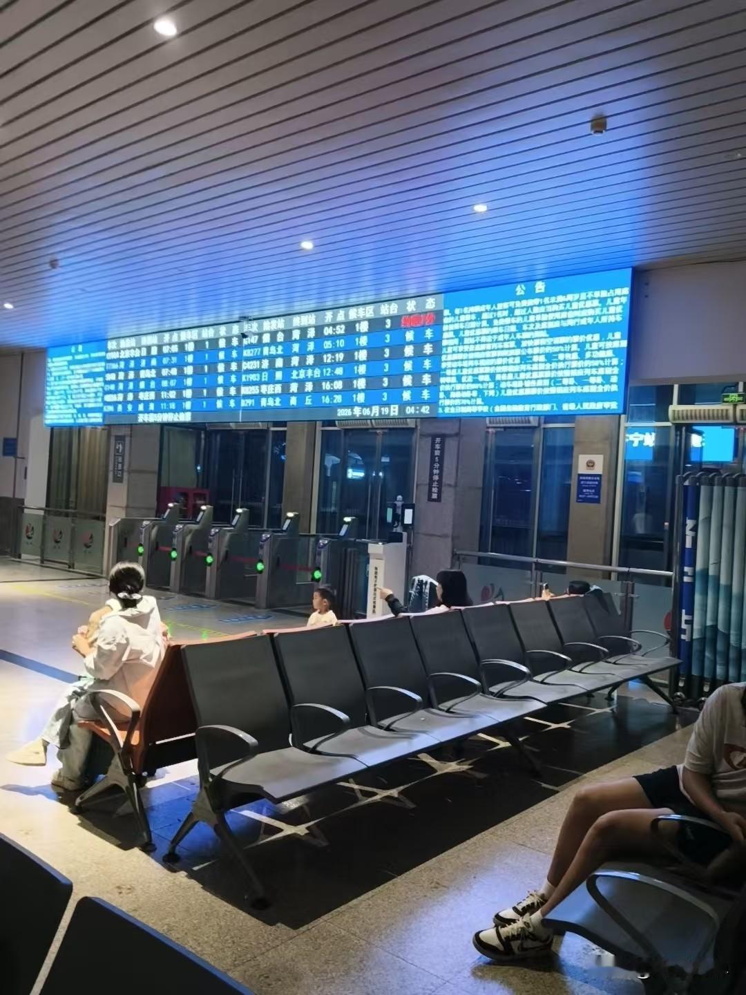 深夜出行就是好，清净不吵闹，完美避开人多拥挤和人声鼎沸。