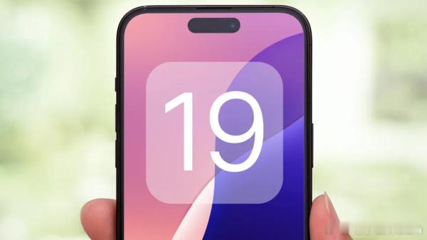 2025年苹果全球开发者大会将推出iOS 19，引发期待。科技记者Jon Pro