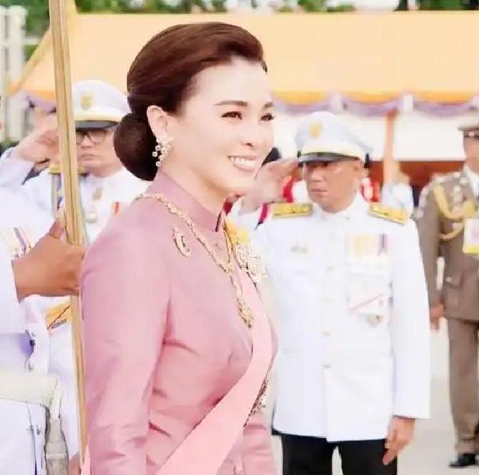 就在刚刚。
 
泰方突然宣布了来华访问的安排。
 
说到这次行程，大家更关心的是