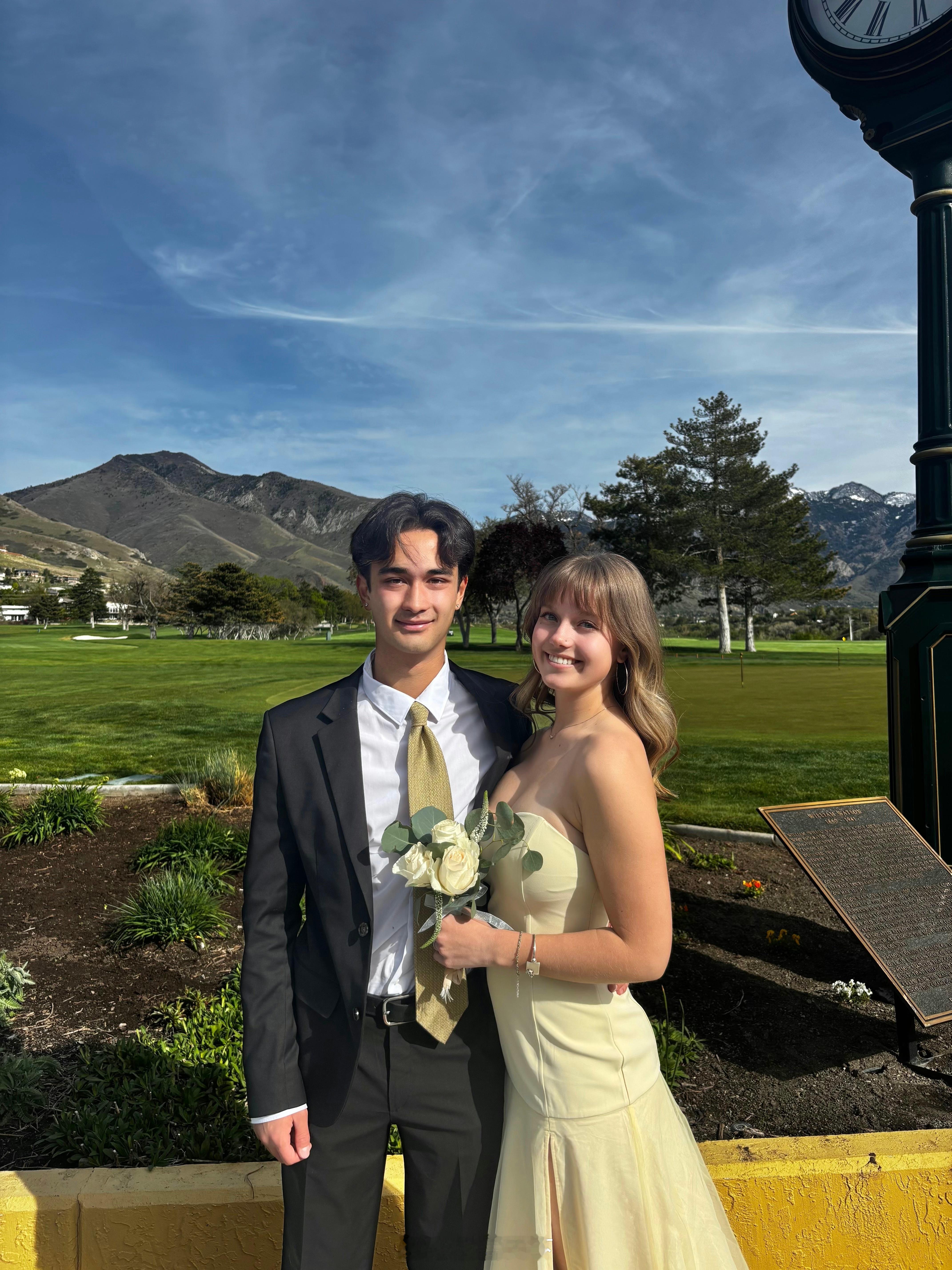 周六小外孙参加了他私校高中毕业的prom dance. 和他哥哥要成为一名医生的