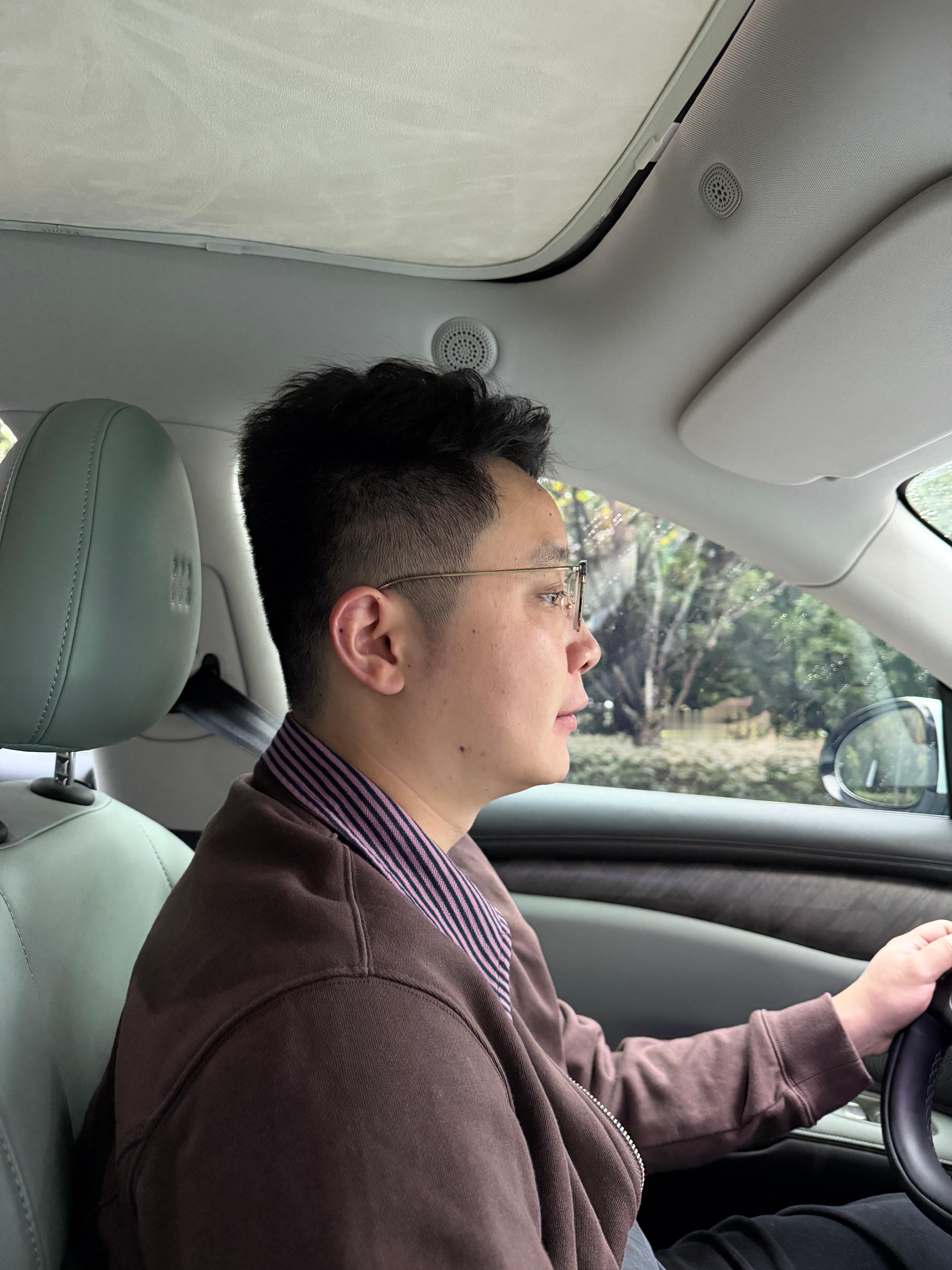 刚剪完头发，女朋友说我的头像平行四边形兄弟们给我评评理[怒] 真像吗？ ​​​